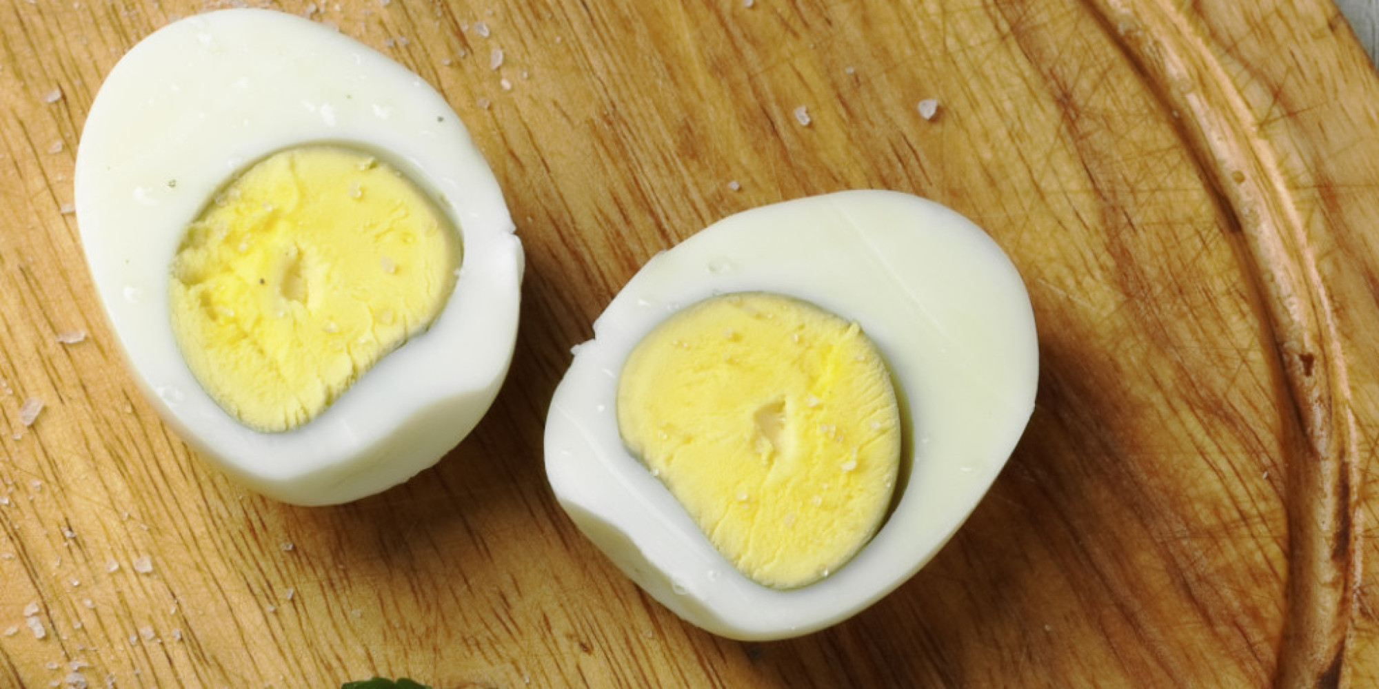 При гастрите можно яйца вареные. Яйцо в крутую. Вареное яйцо в разрезе. Разрезанное вареное яйцо. Вареные яйца в крутую.